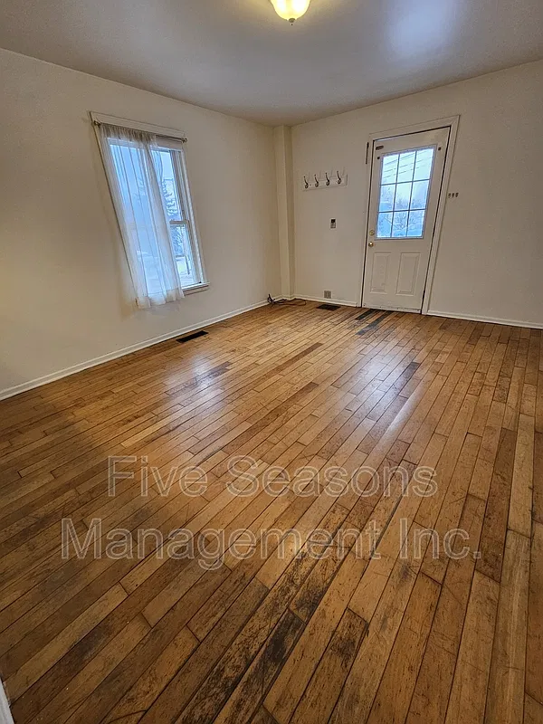 4 bed, 1.5 bath, 1200 sqft, $2,700 — Photo 4