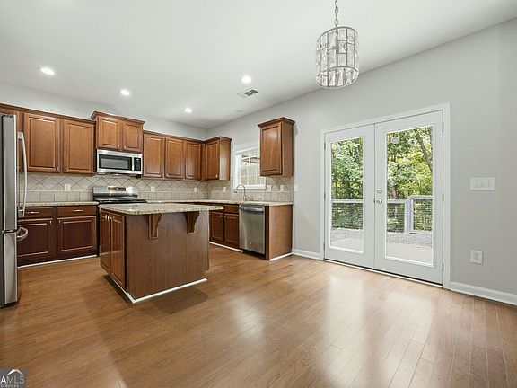 3rd image of 560 Crestmont Ln