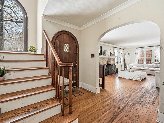 3rd image of 371 Case Ave