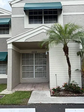 3 bed, 1302 sqft, $2,950 — Photo 2