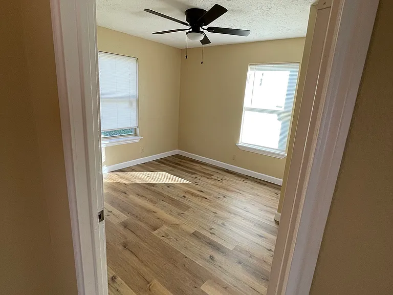 525 Royal Ave — Photo 11