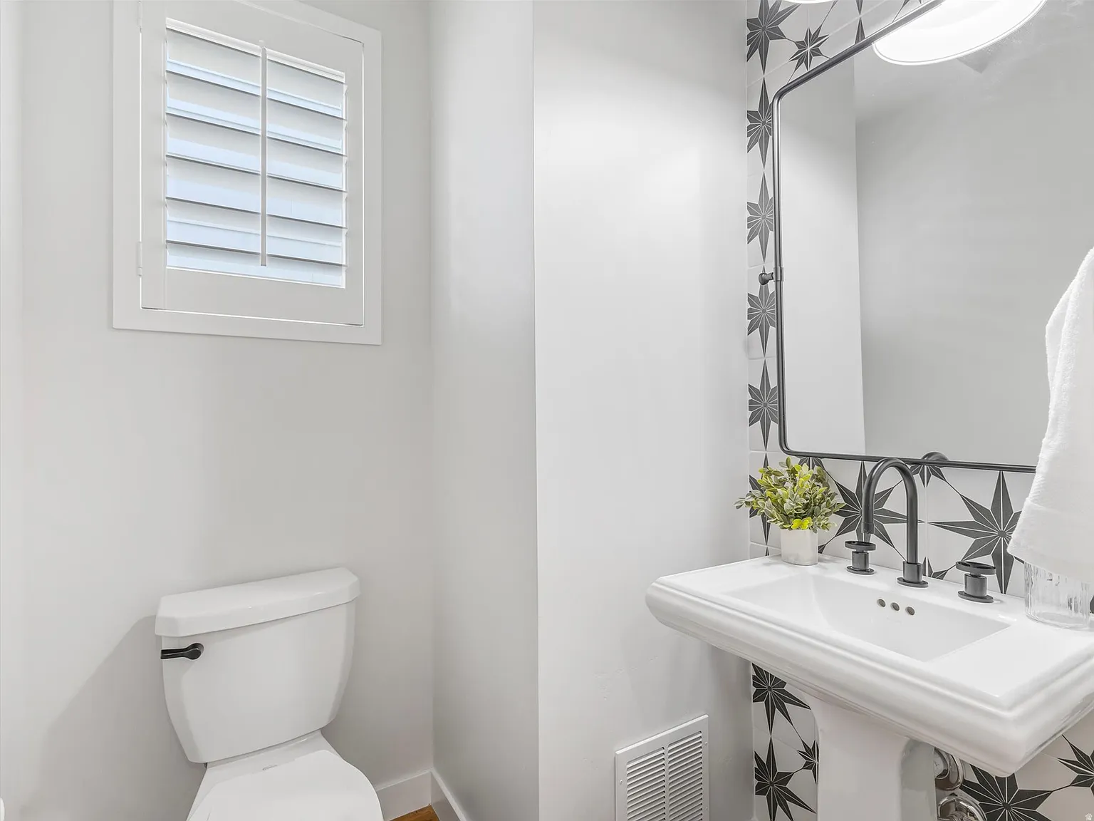 4 bed, 3.5 bath, 2355 sqft, $2,795 — Photo 4