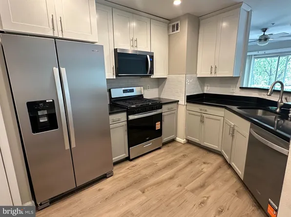 12834 Fair Briar Ln, Fairfax, VA 22033