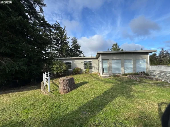 2307 Lombard St, North Bend, OR 97459