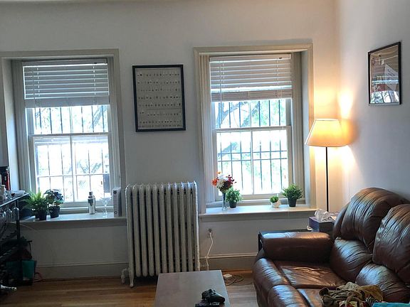 Existing tenant doesn't need dining table and chairs but can be provided.