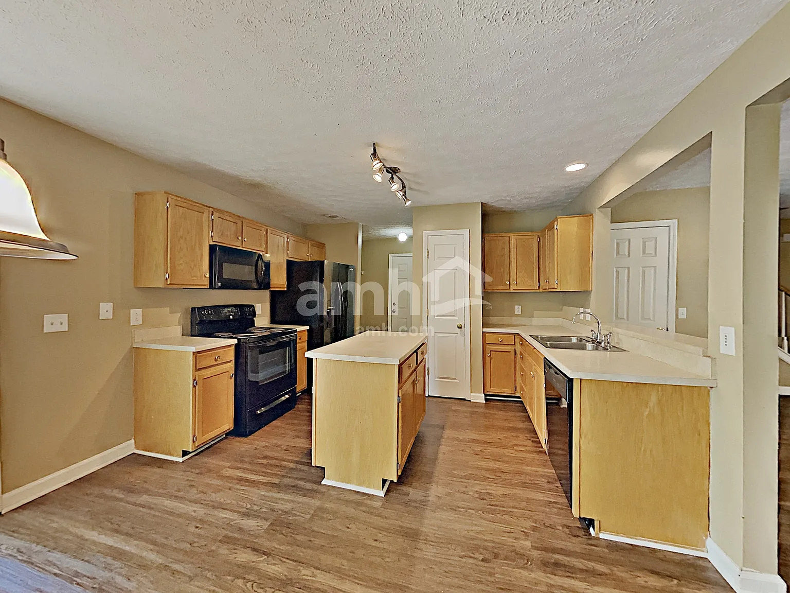 3 bed, 2.5 bath, 1666 sqft, $2,190 — Photo 3