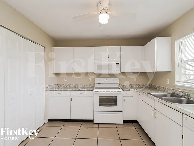 541 Albatross Dr — Photo 5