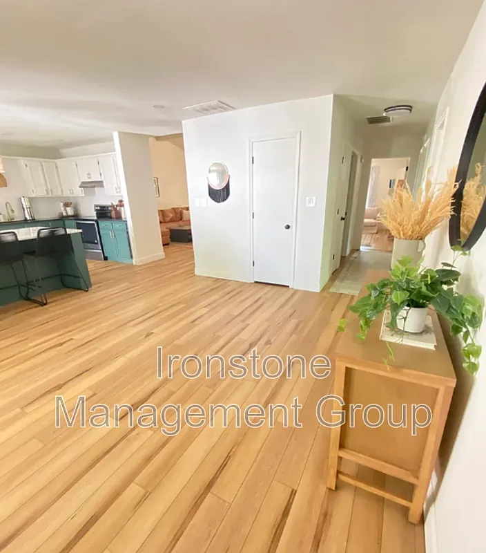 3 bed, 2.0 bath, 2000 sqft, $1,800 — Photo 3