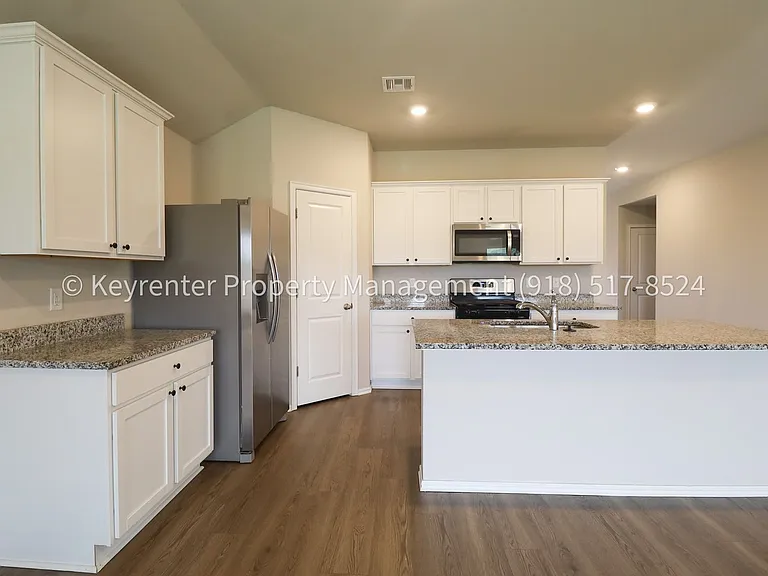 1308 Sunstone St — Photo 22