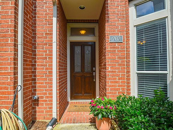 2nd image of 707 W Heights Hollow Ln