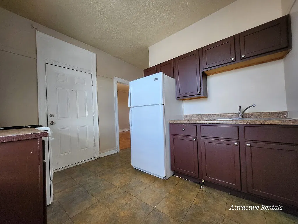 2 bed, 950 sqft, $1,025 — Photo 4