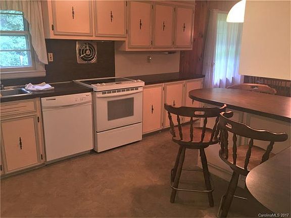 4th image of 208 Peachtree St
