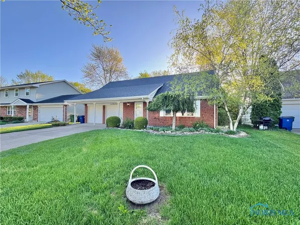 1044 Village Dr, Bowling Green, OH 43402