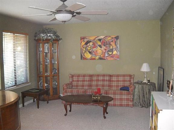 2nd image of 3233 Larchmont Dr