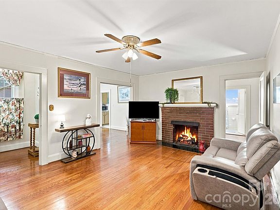 5th image of 1106 N Main St