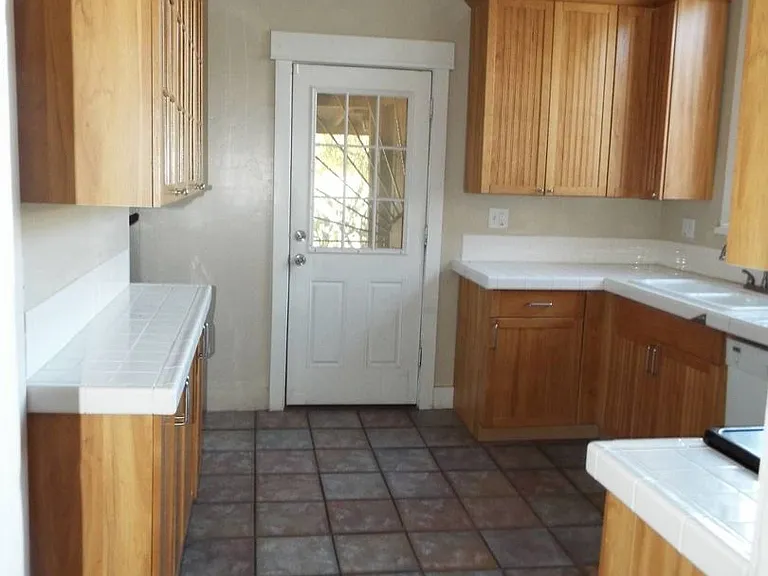 828 N 6th Ave — Photo 2