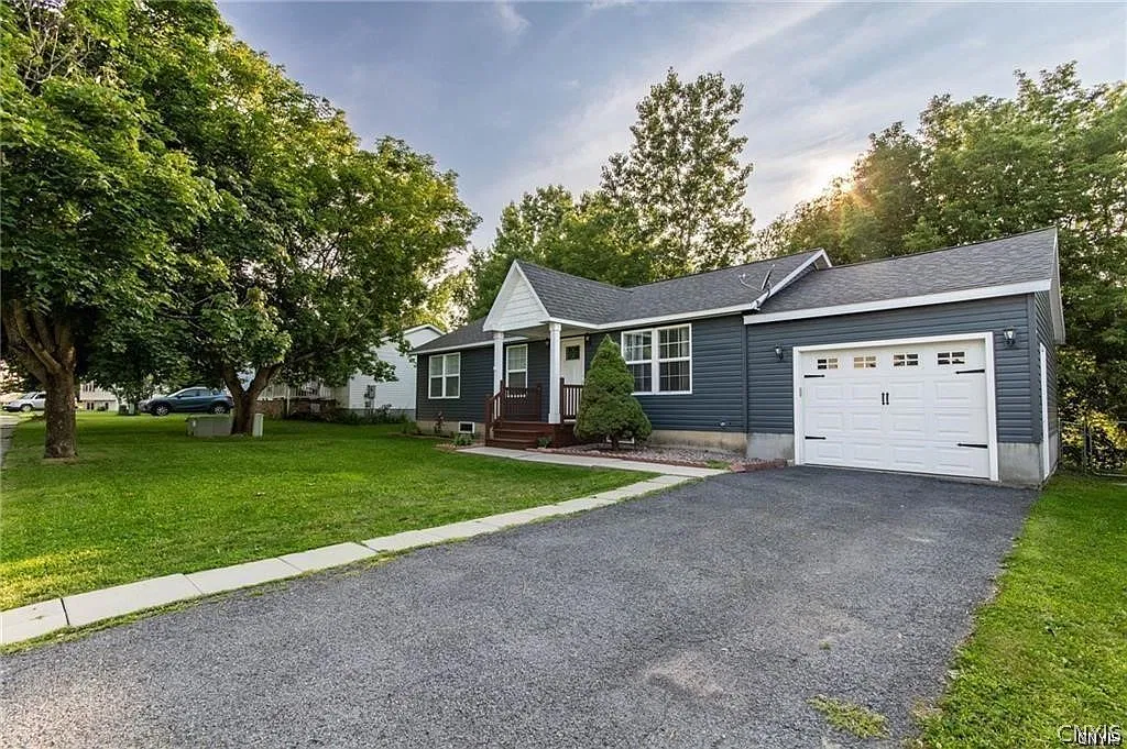 3 bed, 1.0 bath, 1008 sqft, $1,650 — Photo 2