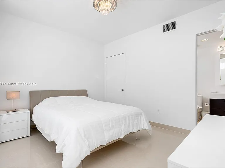 5875 Collins Ave #1202 — Photo 32
