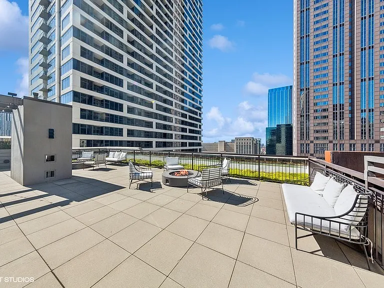 330 S. Wells St — Photo 37