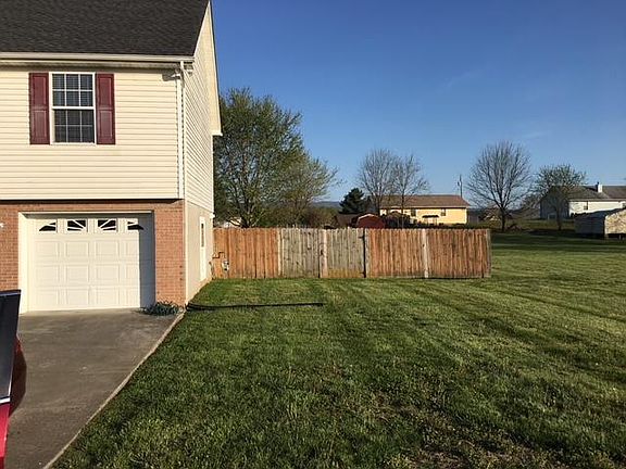 2nd image of 827 Eagle Den Dr