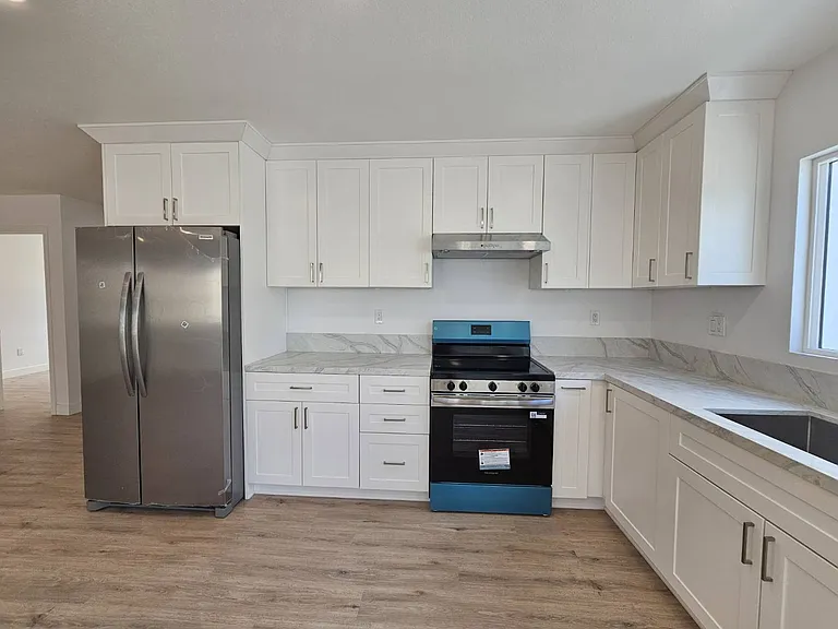 1038 Adel Ave — Photo 6