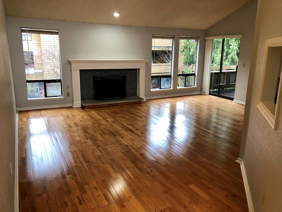 Large Enetrtainment / Family Room with Fire Place 