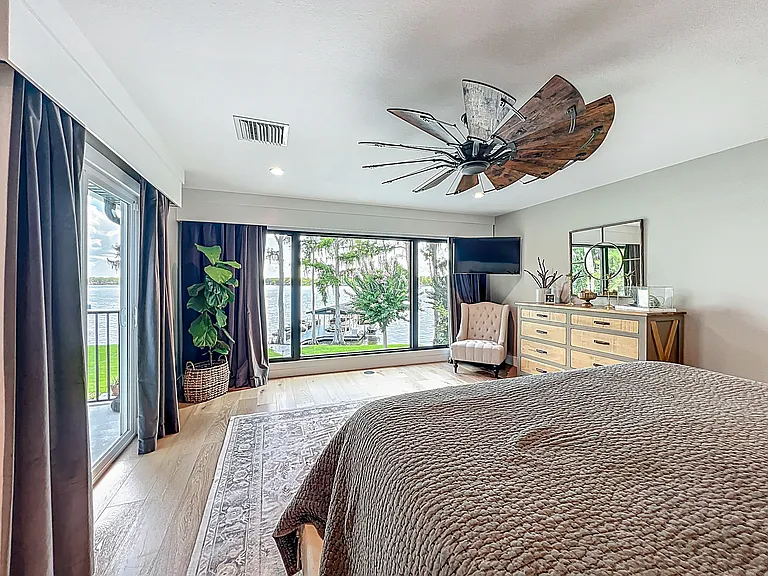 Master Bedroom (upstairs)