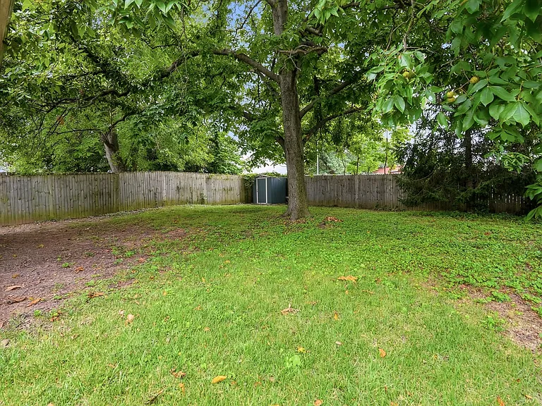 10 Birch Ave — Photo 36