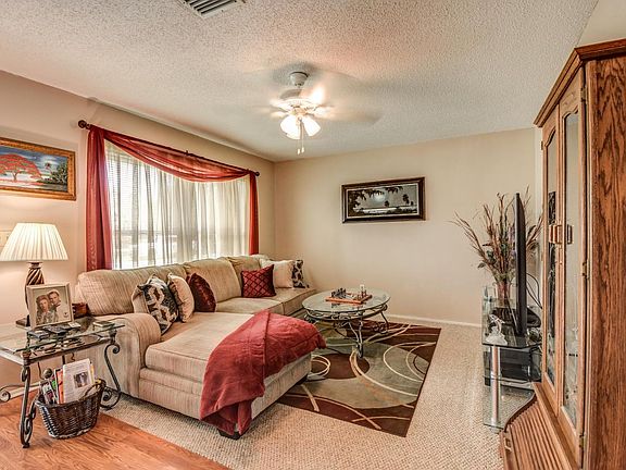 3rd image of 637 SE Calmoso Dr