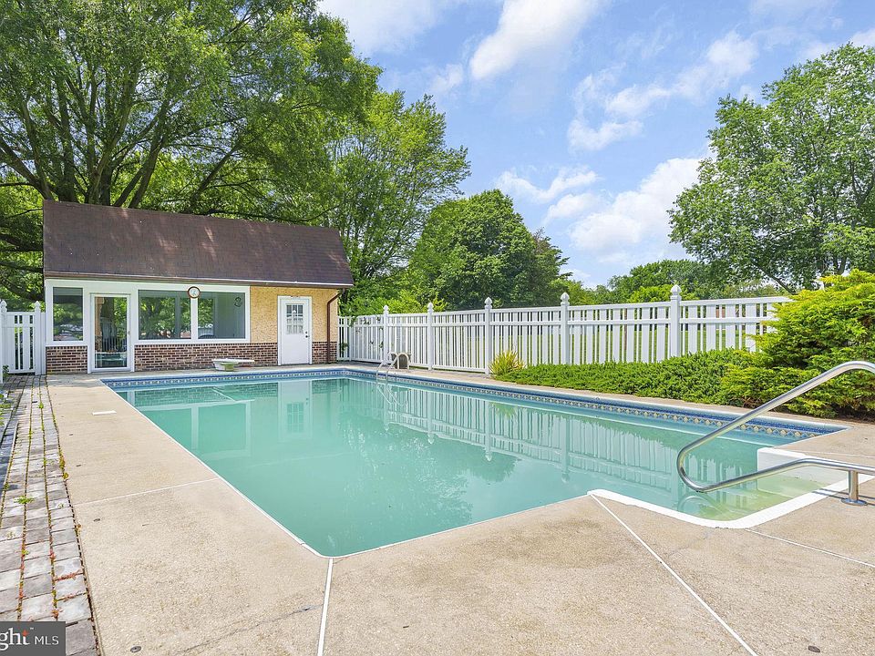 1st image of 14 Lauren Dr