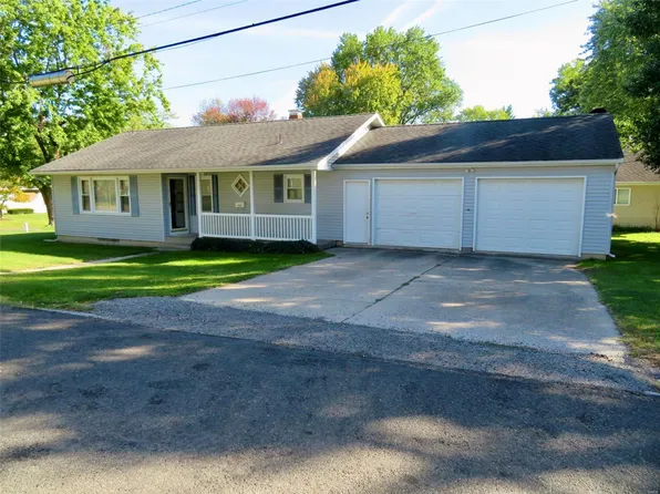 1418 19th St, Highland, IL 62249