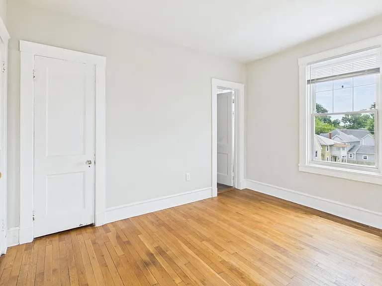 2400 Barton Ave — Photo 40