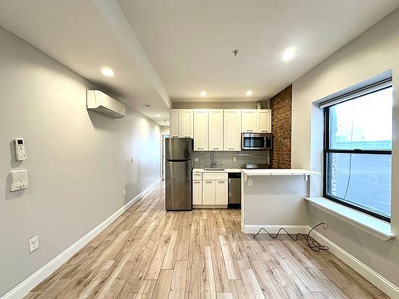 4th image of 46 Clifton Pl #2A