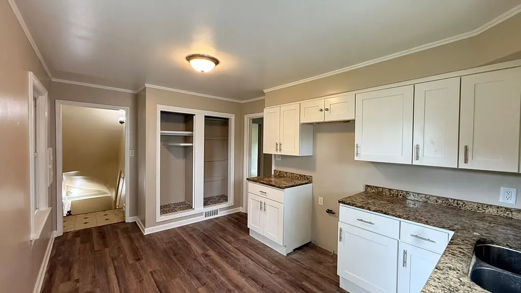 3 bed, 1.5 bath, 1374 sqft, $1,800 — Photo 2
