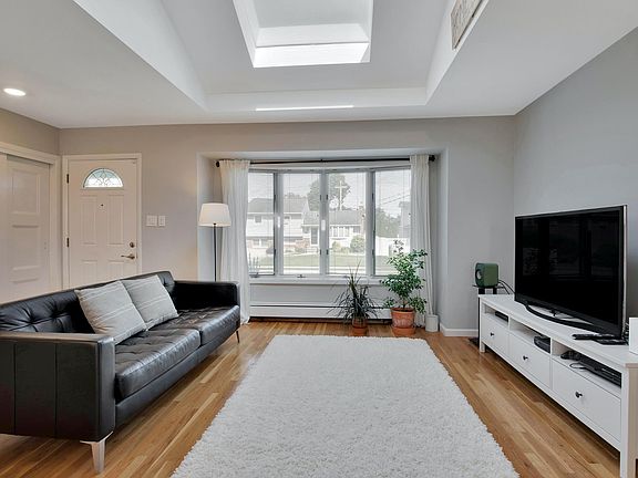 4th image of 278 Southwood Cir