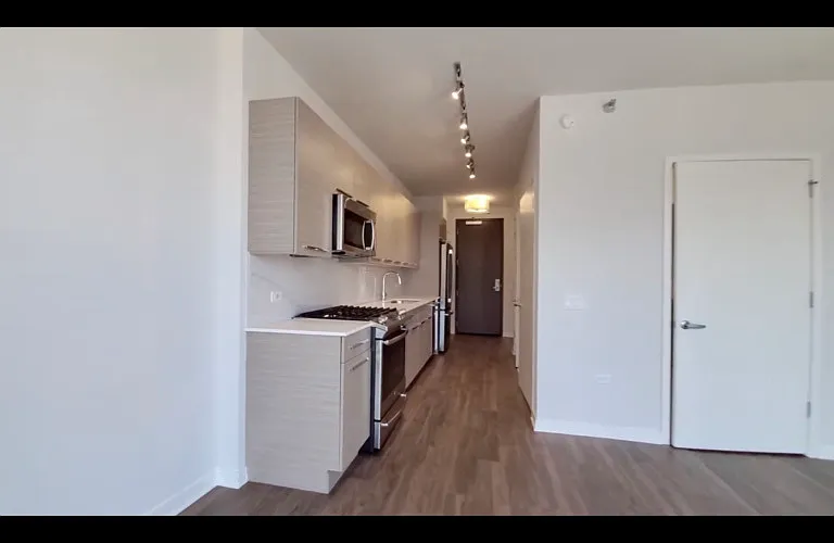 800 W Madison St — Photo 1