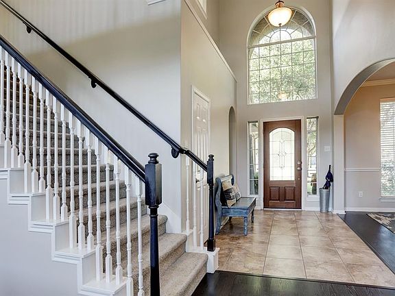 Beautiful 2 story entry, with tons of natural light! Tile and wood floors!