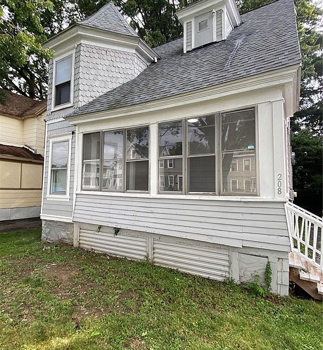 1st image of 208 Helen St