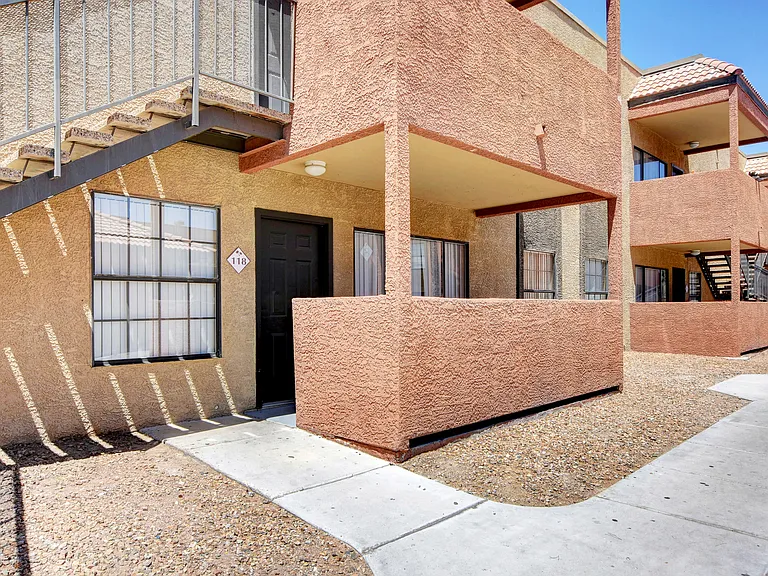 Saratoga Palms — Photo 15