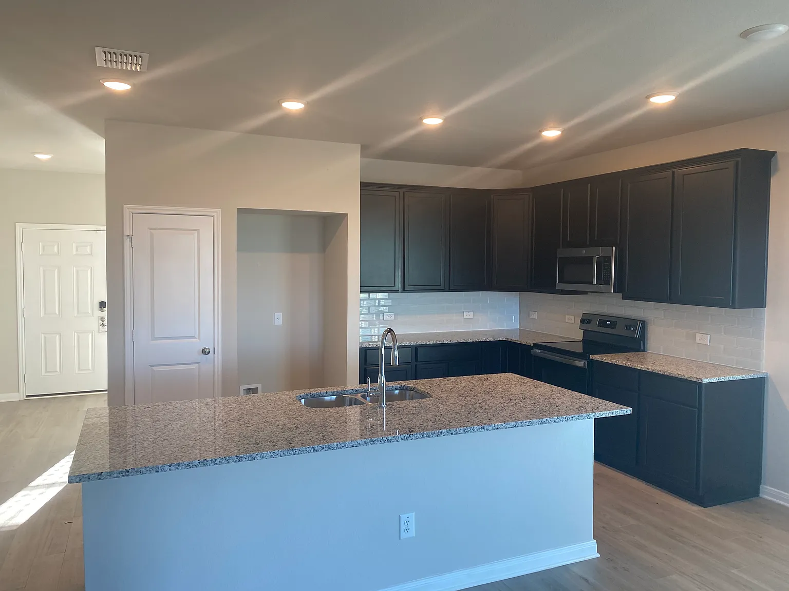 2060 Dade Loop — Photo 2