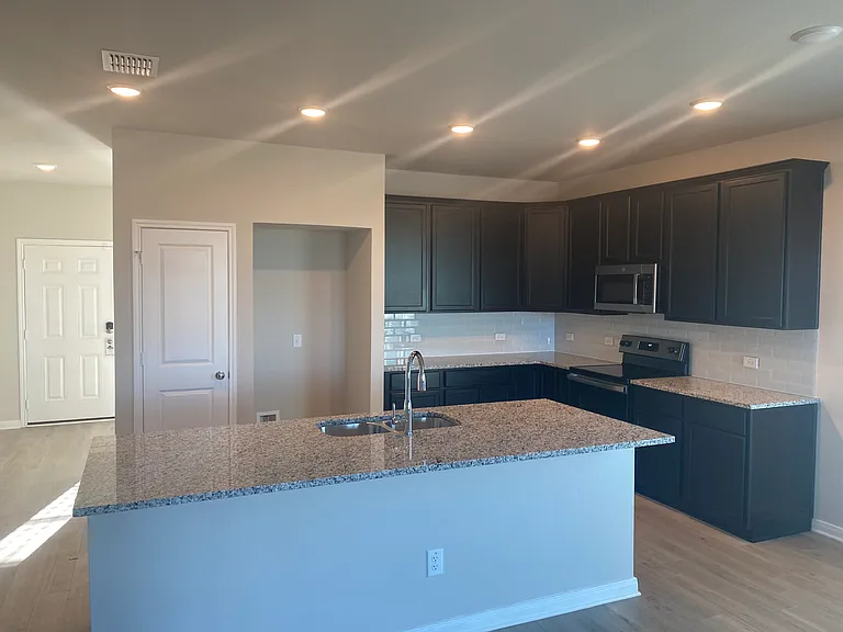 2060 Dade Loop — Photo 2