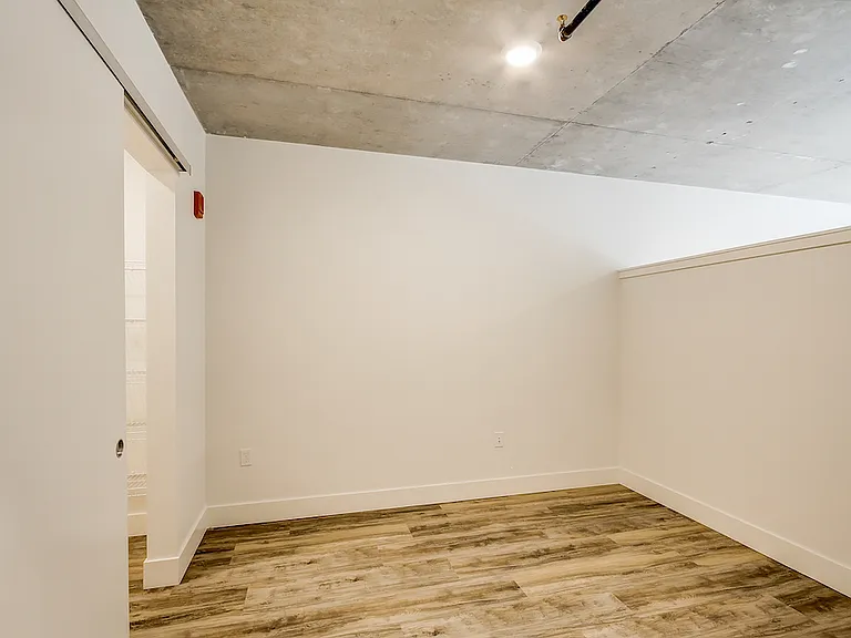 Dunn Motors Apartments — Photo 33