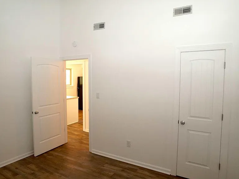 142 Quarterdeck — Photo 13