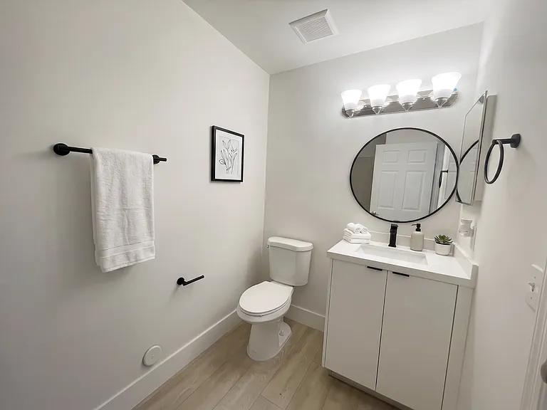 Guest bathroom #2 (first floor)