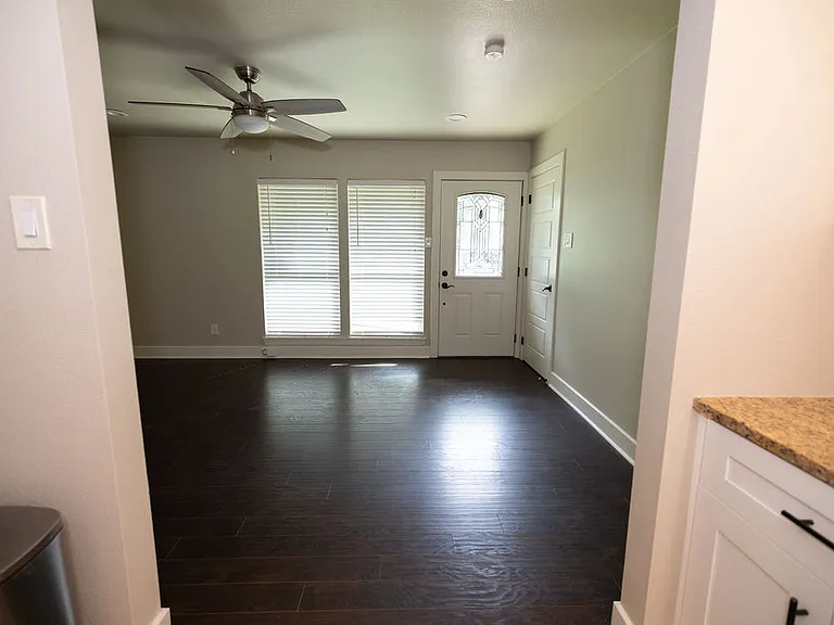 231 N Guilford Dr — Photo 7
