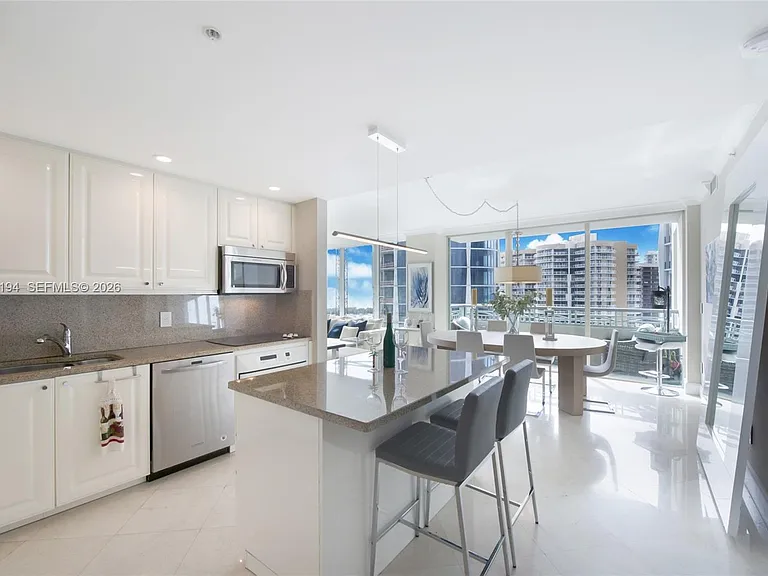 3400 SW 27th Ave #1003 — Photo 6