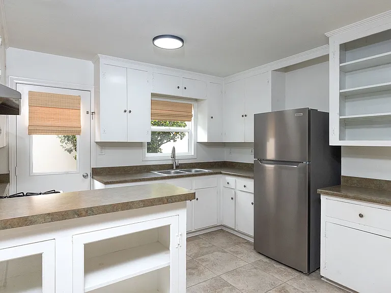 136 Oxnard Ave — Photo 4