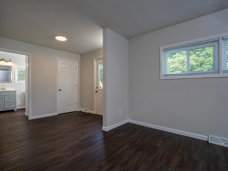 611 Lincolnway E #B — Photo 8