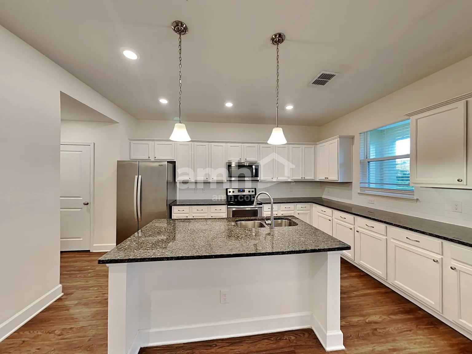 4 bed, 2.5 bath, 2324 sqft, $2,395 — Photo 3