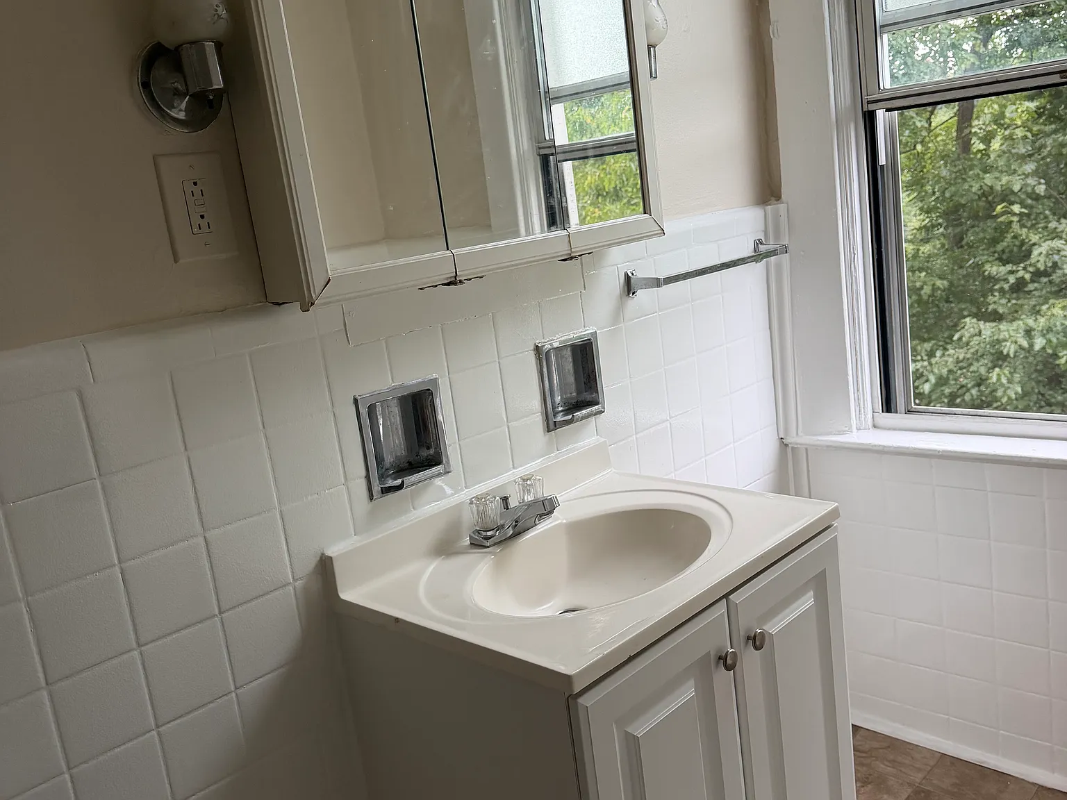 214 Nobles Ln — Photo 2